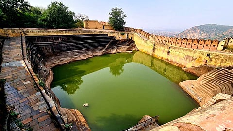  राजस्थान के जयपुर स्थित Nahargarh Fort की बावड़ी सबसे महत्वपूर्ण जल संरचनाओं में से एक है।