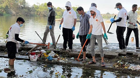 इंद्रायणी नदी के किनारे साफ़ सफाई करते टीम इन्द्रामाई के सदस्य।