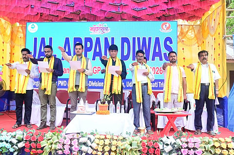 त्रिपुरा के गोमती जिले में जल अर्पण योजना को बढ़ावा देने के लिए जिला प्रशासन की ओर से आयोजित कार्यक्रम में ग्रामीण स्‍तर पर जल प्रबंधन को बेहतर बनाने और संरक्षण की शपथ लेते स्‍थानीय प्रतिनिधि।&nbsp;