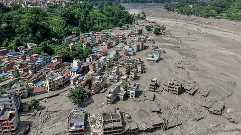 नेपाल में 26 अगस्‍त को आई भयंकर बाढ़ की चपेट में आकर उसे जानमाल का भारी नुकसान उठाना पड़ रहा है, जिसके लिए अब वह संयुक्‍त राष्‍ट्र से क्लाइमेट कंपन्‍सेशन की मांग कर रहा है।