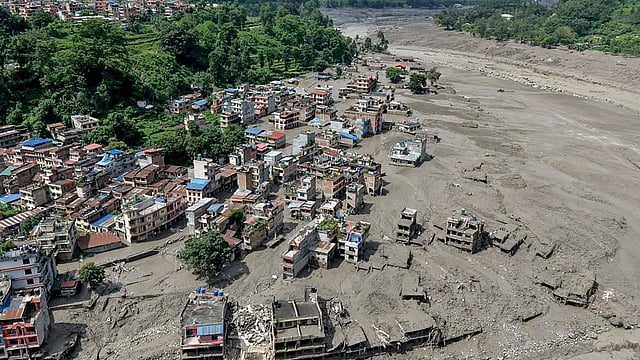 Nepal Flash Floods: नेपाल बाढ़ में फंसे 106 पर्यटक सकुशल लौटे भारत, 84 और आज पहुंचेंगे घर; सरकार ने तेज किया रेस्क्यू 4 indiawaterportal hindi%2F2026 08 27%2Fjtsaqill%2FNepal floods 2