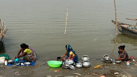 Women at the bank of Ganga River