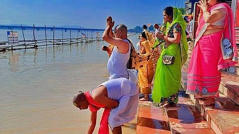 पितृपक्ष में पूर्वजों के तर्पण और पिंडदान के लिए पटना की पुनपुन और गया की फल्गु नदी के किनारे हर साल उमड़ती है लाखों श्रद्धालुओं की भीड़।