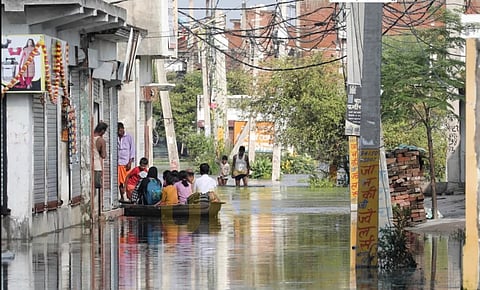 गोमती में आई बाढ़ के कारण नदी किनारे बसे लखनऊ के कई इलाकों में पानी भर गया है। 