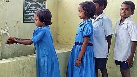 कांधा डेंगासरगी गाँव के स्कूल में नल के जल से हाथ धोते विद्यार्थी,Pc--जल जीवन संवाद