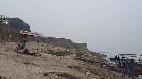 वाराणसी के खिड़किया घाट पर गंगा के प्रवाह क्षेत्र के लगभग 50 मीटर भीतर चल रहा निर्माण,Pc-सर्वोदय जगत 