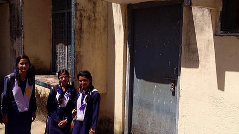 विद्यालय के शौचालय के समक्ष खड़ी स्कूली छात्राएँ