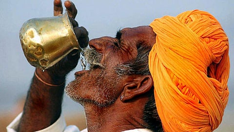 पानी पियो छान के