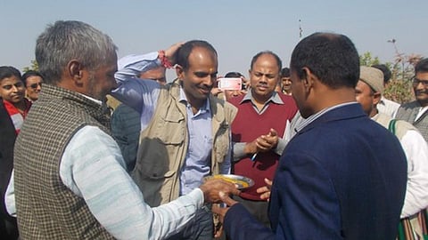 बुन्देलखण्ड में किसानों के खेतों पर तालाब और पेड़ लगाने के लिये हर सम्भव कोशिश हो - आयुक्त एल बेंकटेश्वर लू