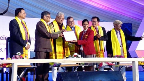 मणिपुर विश्वविद्यालय में आयोजित राष्ट्रीय किशोर विज्ञान कांग्रेस में पुरस्कार प्राप्त करते हुए यशी गुप्ता