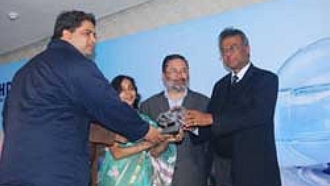वाटर डाइजेस्ट वाटर अवार्ड लेते हुए चेयरपर्सन