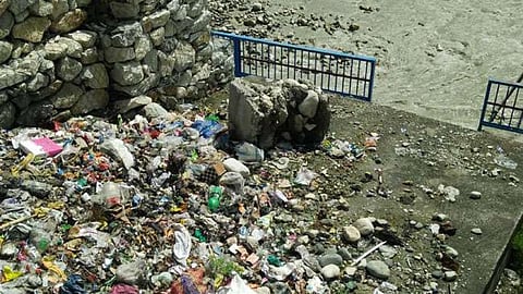 गंगा किनारे डंप हो रहा कूड़ा