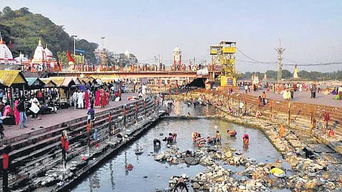 गंगा घाटों को साफ रखने के लिये गोद ले