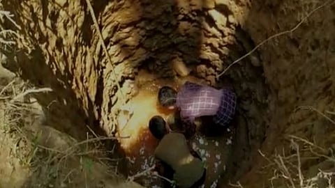 लाॅकडाउन में प्यास बुझाने के लिए स्कूल के बच्चों ने खोदा कुआं