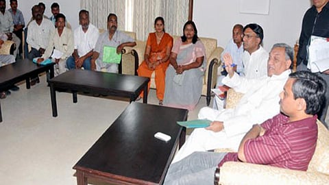 छरबा गांव के लोगों से मिलते उत्तराखंड के मुख्यमंत्री विजय बहुगुणा