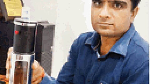 डॉ. नितिन शर्मा हैंडवॉश के डिस्पेंसर के साथ