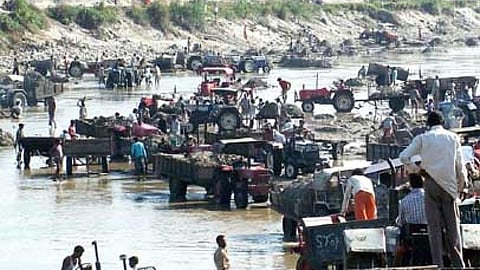 गंगा खनन की एक तस्वीर