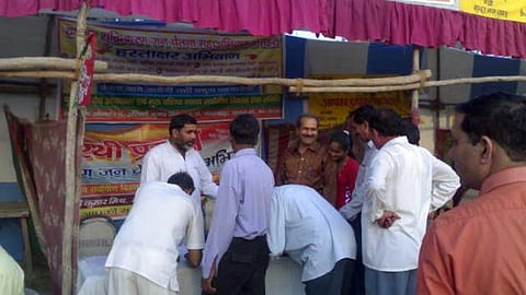 यमुना शुद्धिकरण के लिए स्टॉल लगाकर हस्ताक्षर करवाए गए