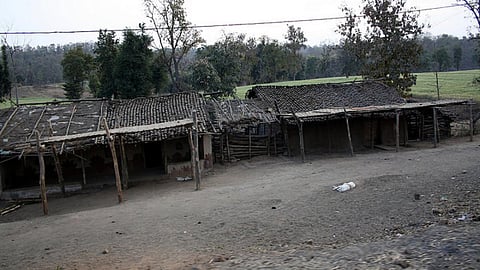 पलायन की वजह से खाली पड़ा गाँव एवं घर