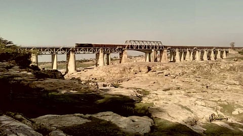 सूखने के बाद केन नदी की तस्वीर।