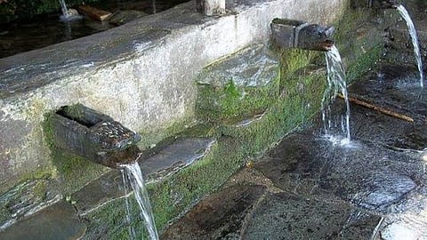 उत्तराखण्ड में प्राकृतिक स्रोत का साफ पानी घर पहुँचने तक गंदा