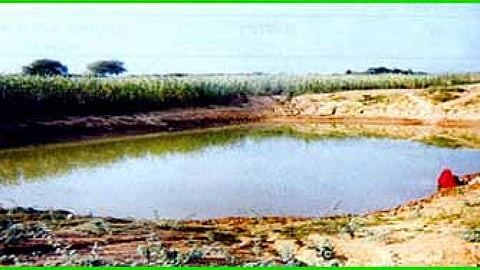 खोदकर बनाया गया तालाब