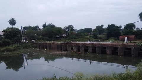 पानी का पहचाना मोल, सवा सौ साल पुराने बाँध में रोका पानी।