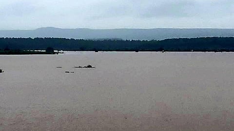 आसपास लबालब पर गाँव को घड़ाभर नहीं