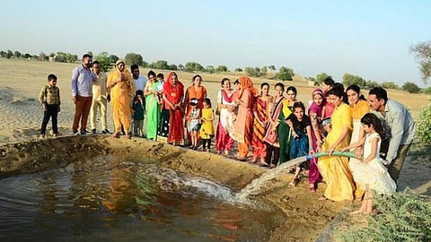 कुंड में पानी भरती शैलजा।