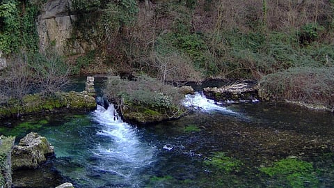 नौले-धारे सूखने से पानी की कमी हो रही है।