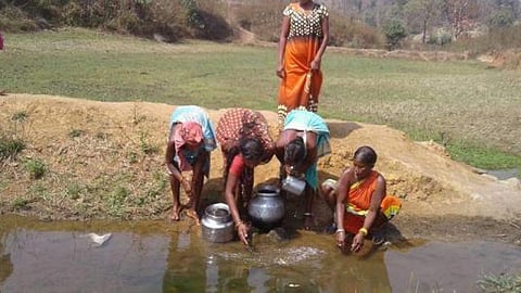 बूंद-बूंद पानी के लिए रातभर जागती हैं महिलाएं