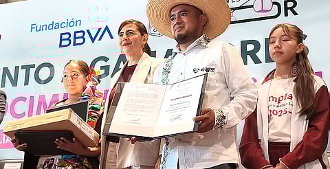 Becan a estudiantes ganadores de la Olimpiada del Conocimiento Infantil 2025 de Michoacán