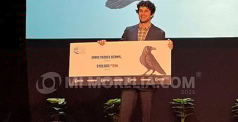 Darío Yazbek recibe el Premio Cuervo Tradicional en el FICM