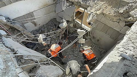 Civil defense in Gaza searching for victims under the rubble