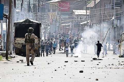 Indian police attack protestors in Kashmir, 2018.