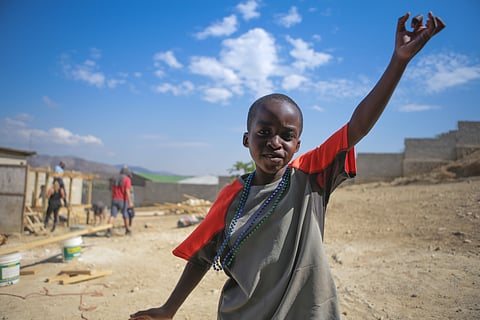 A child with his left hand raised, in Port-au-Prince, Haiti, on 28 February 2017.