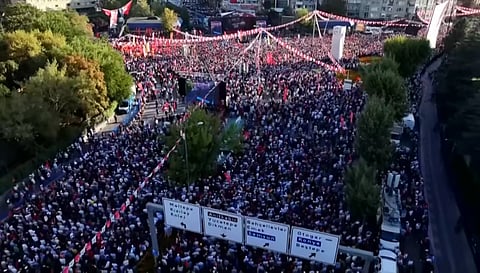 The rally saw protesters chanting "Erdogan resign!" in response to the CHP crackdown.