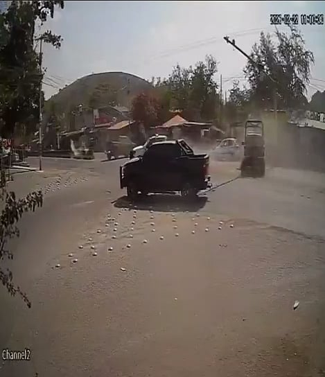 CCTV footage of CJNG members attacking the Mexican national guard in San Isidro.