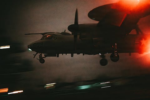 A U.S. Navy E-2D Hawkeye command and control aircraft lands aboard USS George Washington (CVN 73) / Image for illustrative purposes.