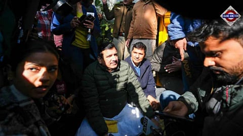 AAP leaders Sanjay Singh and Saurabh Bharadwaj staging a protest outside Chief Minister's residence after police blocked their entry.
