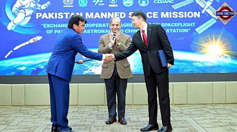 Pakistani Prime Minister Muhammad Shehbaz Sharif (C) witnesses the exchange of an agreement between SUPRACO and the CMSA on the manned space mission, Islamabad, Pakistan, February 28, 2025. /VCG
