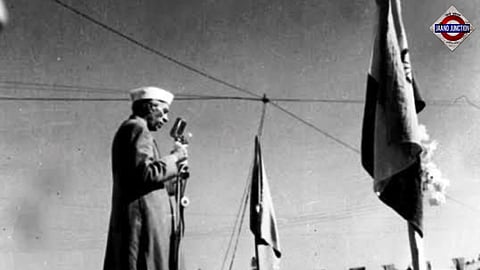 स्वतंत्र भारत के पहले प्रधानमंत्री के रूप में जवाहरलाल नेहरू द्वारा पहली बार तिरंगा फहराते हुए।