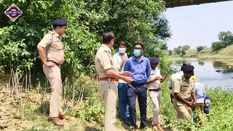 Kaimur SP Hari Mohan Shukla directing the FSL experts at the crime scene under the Durgawati bridge