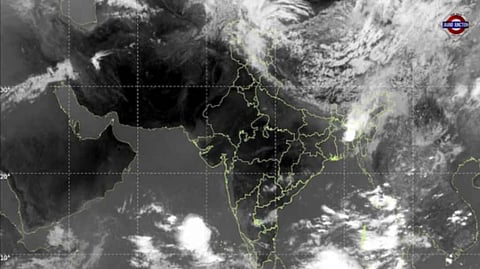 Heavy rain shortly: Satellite shows big cloud surge, yellow alert in these states