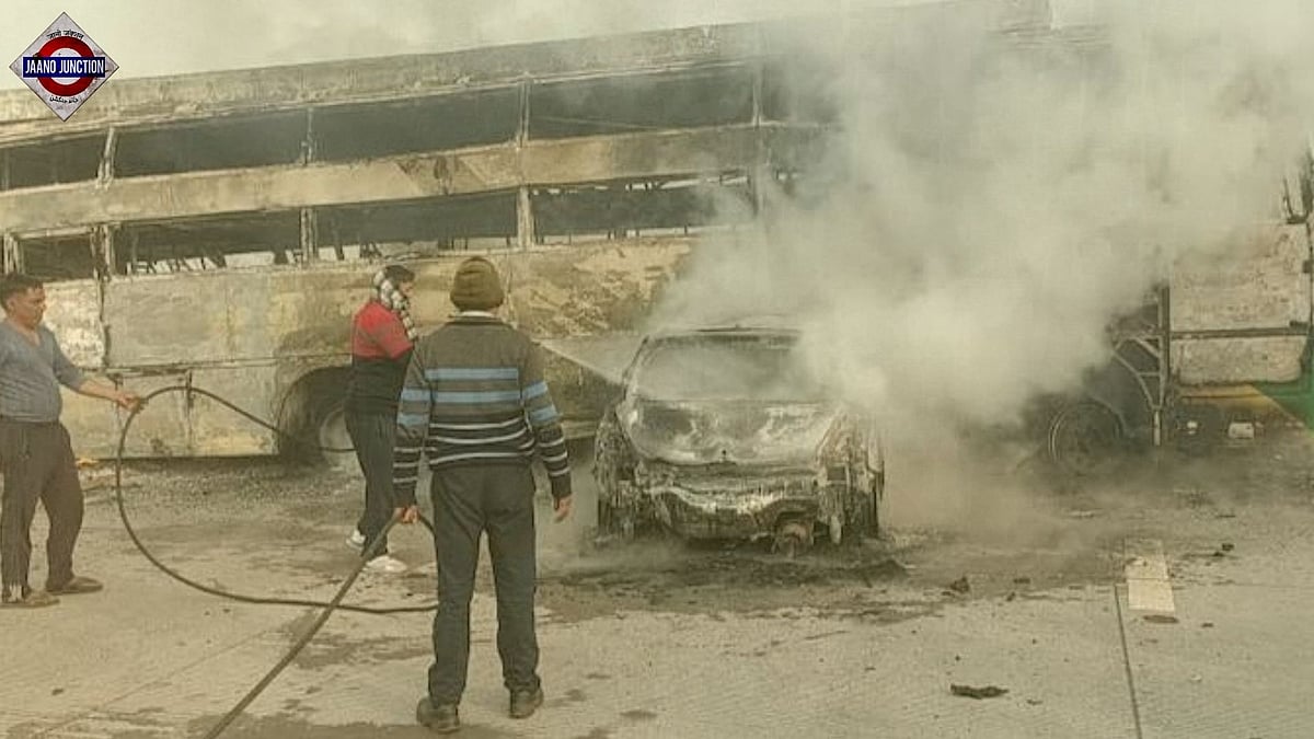 5 people burnt alive after car rams bus on Yamuna Expressway in UP