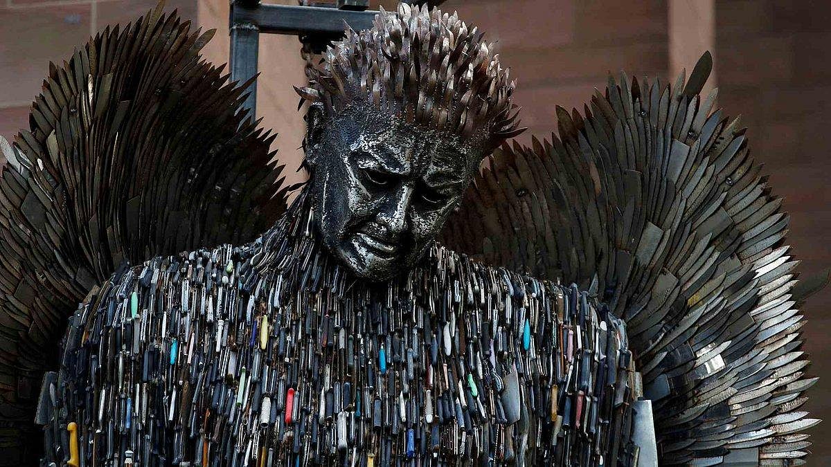 கருணையின் வடிவமான கொலை கத்திகள்