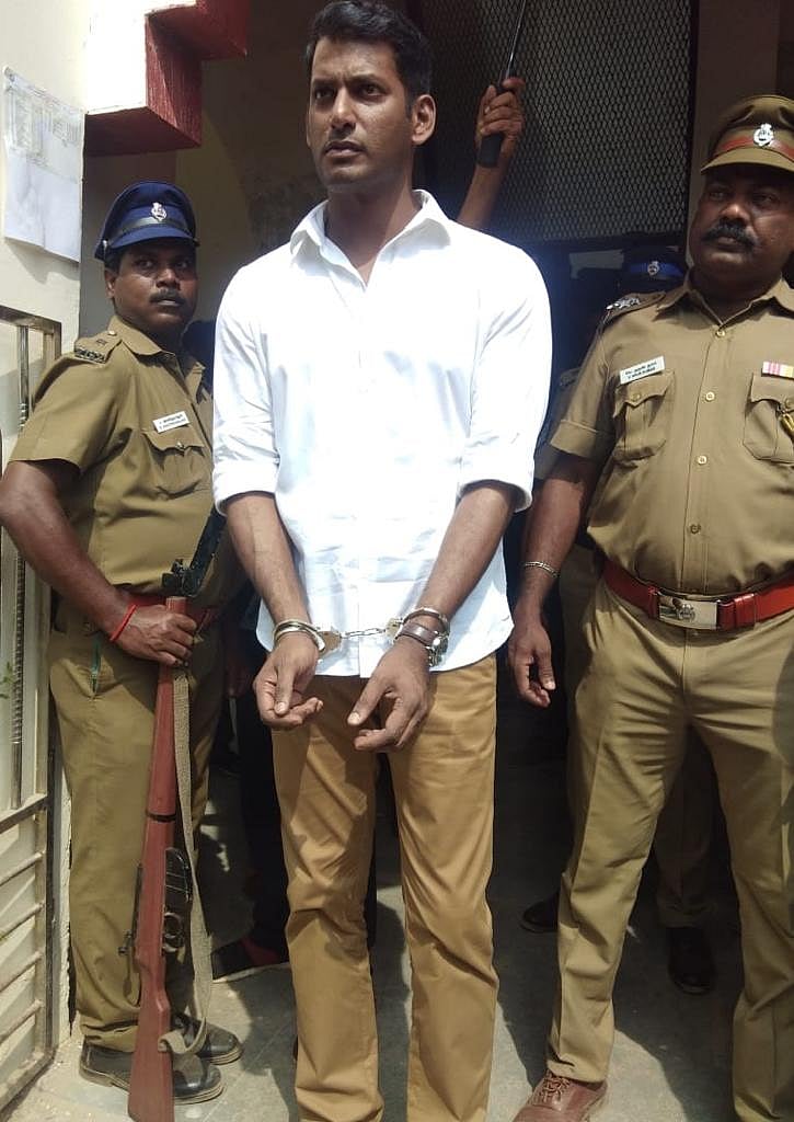 அயோக்கியா படத்தின் பிரத்யேக ஸ்டில்ஸ் 