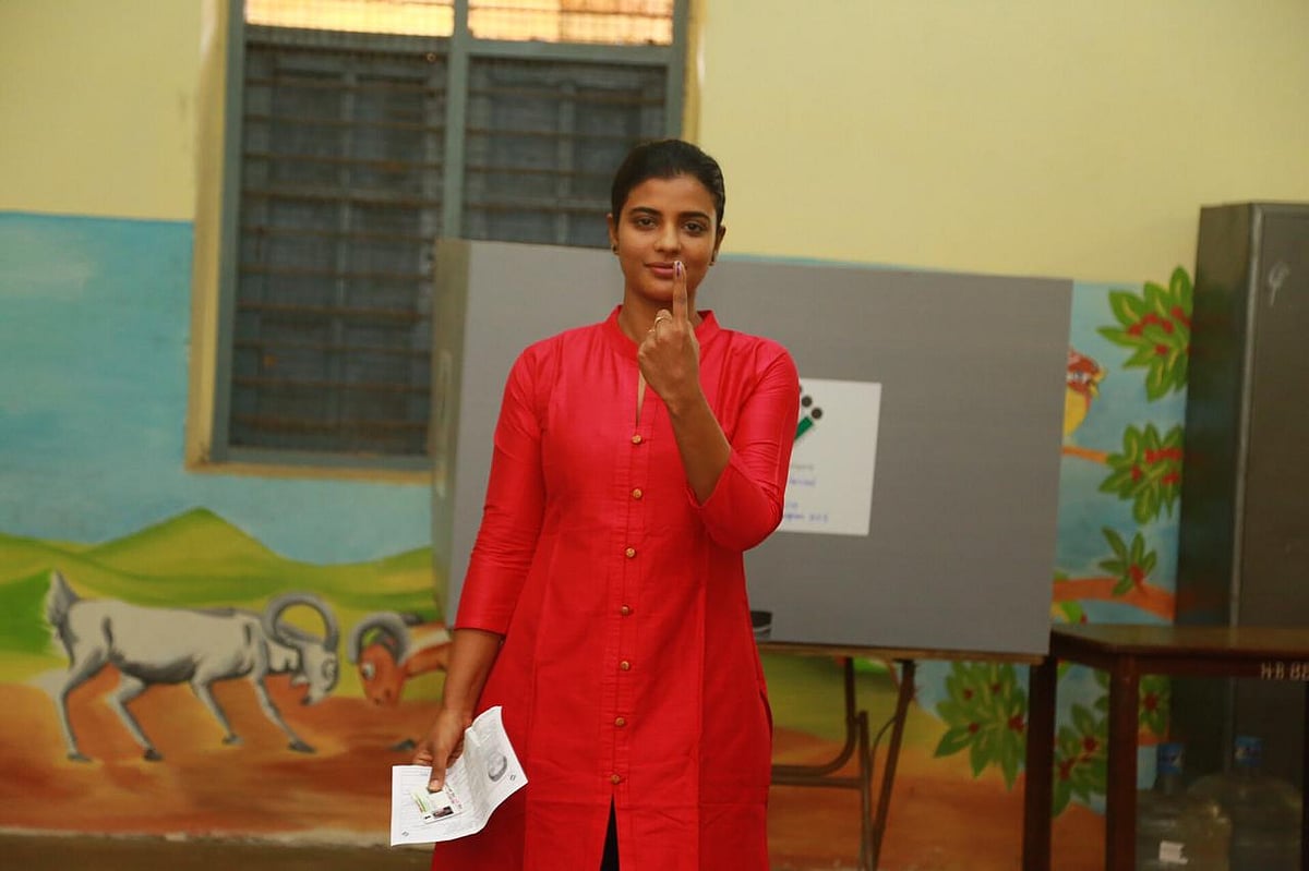 தமிழ் திரை பிரபலங்கள் வாக்களிப்பு! (Photo Story)