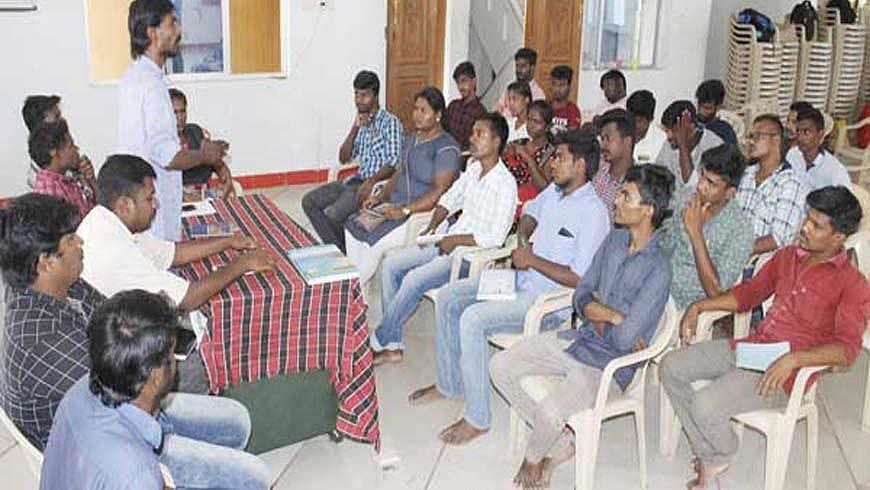 டாஸ்மாக் நடத்தும் அரசால் பள்ளி நடத்தமுடியாதா? அரசுப்பள்ளிகளை தத்து கொடுப்பதற்கு எதிர்ப்பு!