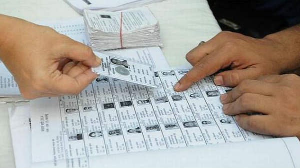 இந்த 12 ஆவணங்களை ஆதாரமாகக் கொண்டு வாக்களிக்கலாம் - தேர்தல் ஆணையம்